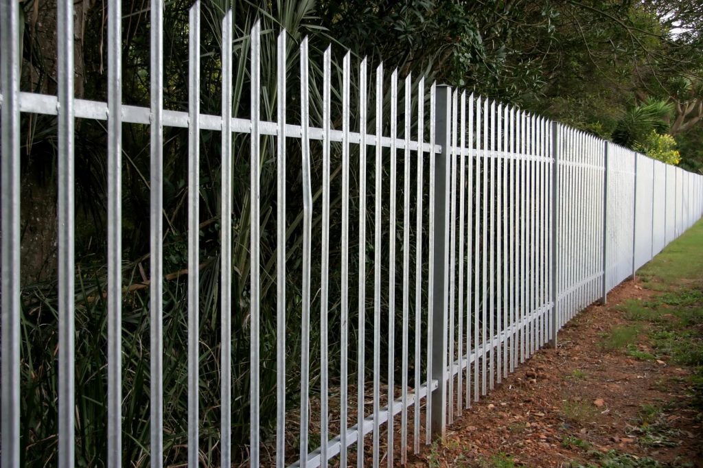 a spike bar aluminum fence